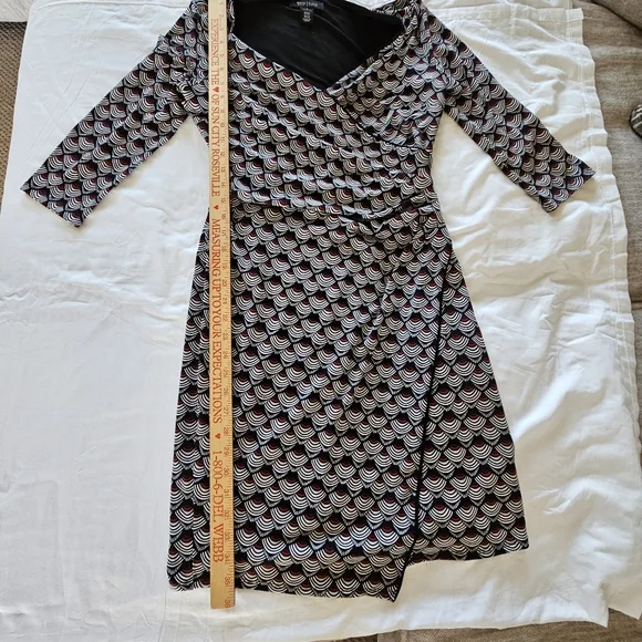 White House Black Market WBHM Faux Wrap Dress Geometric Design Size 6 - Picture 7 of 13